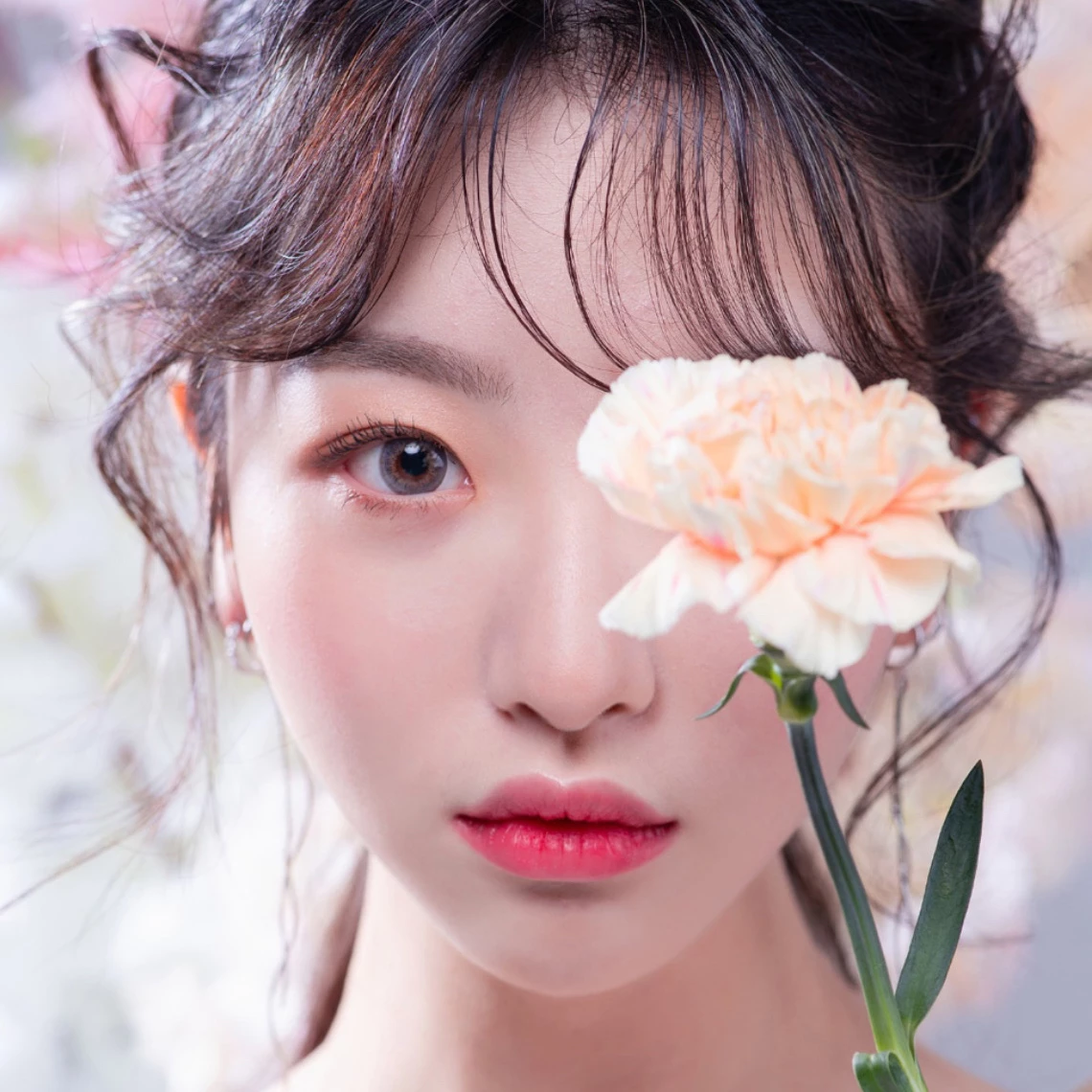 精彩的整形手术 韩国漂亮的韩国女孩用鲜花遮住一只眼睛