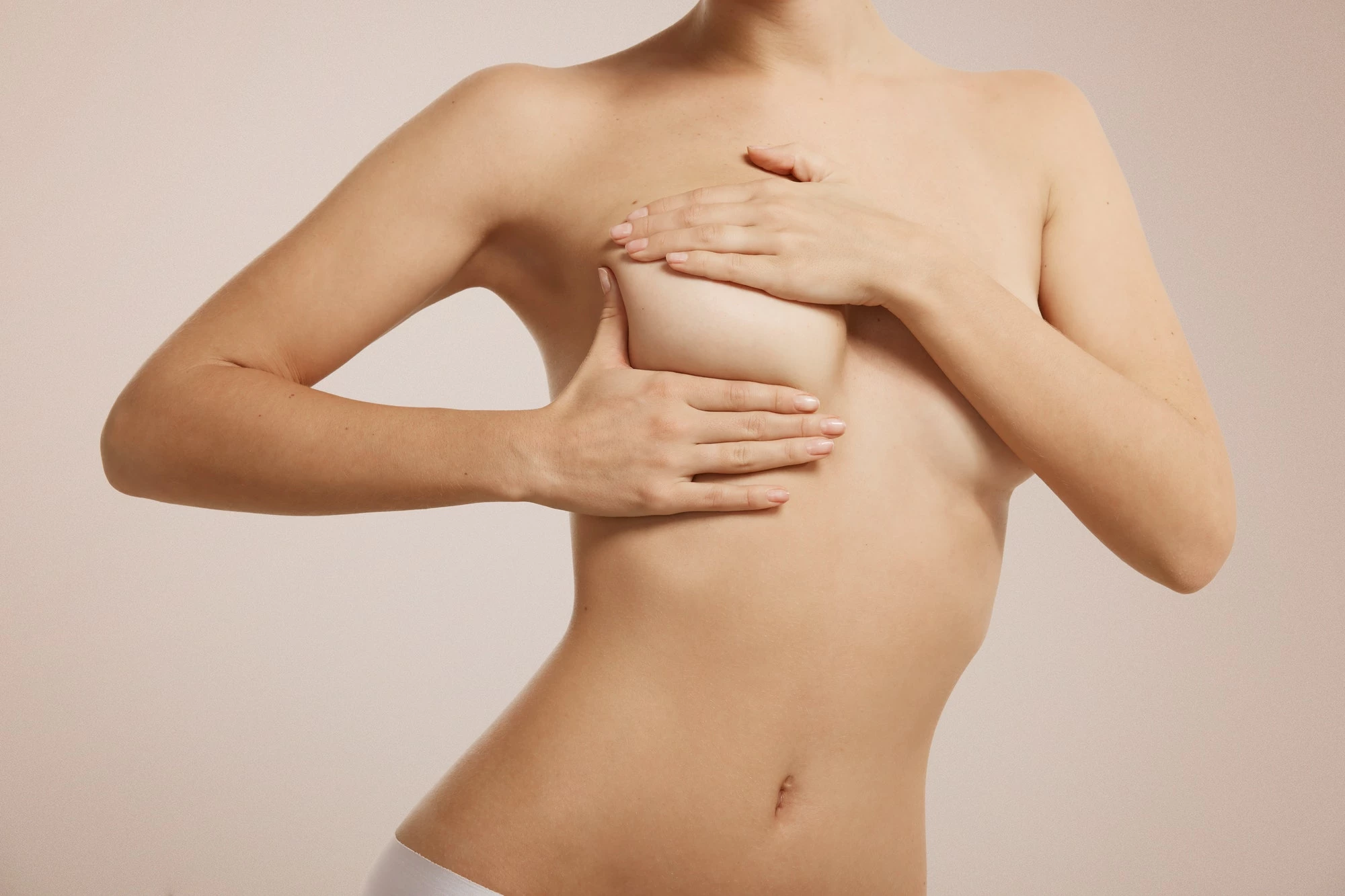 乳腺癌自我检查健康生活方式概念年轻漂亮的女人检查乳房是否有肿块